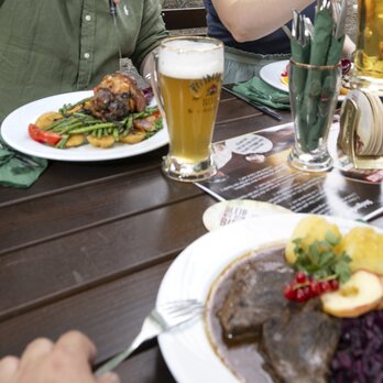 Detfiges Essen auf dem Biertisch