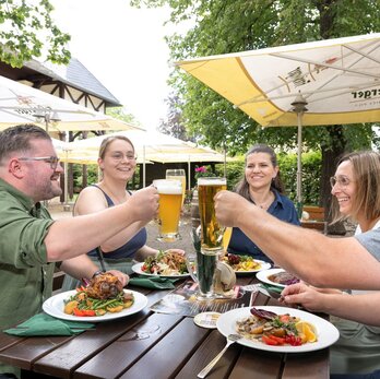 Fröhliche Menschen prosten sich zu
