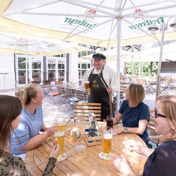 Braumeister Michael begrüßt die Gäste am Tisch