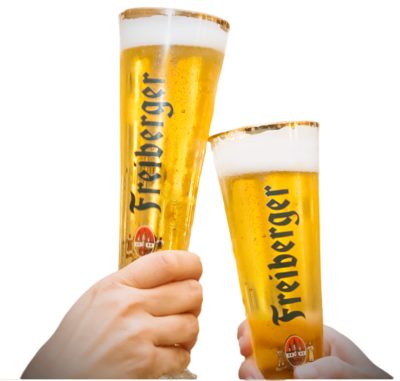 2 Gläser mit Pils stoßen aneiander