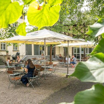 Biergartenansicht im Grünen